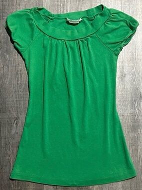 💞 Women’s Size Small Vibrant Green Cap Sleeve Tee Shirt